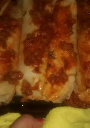 Una foto de Canelones de verdura con corazón de queso y salsa roja