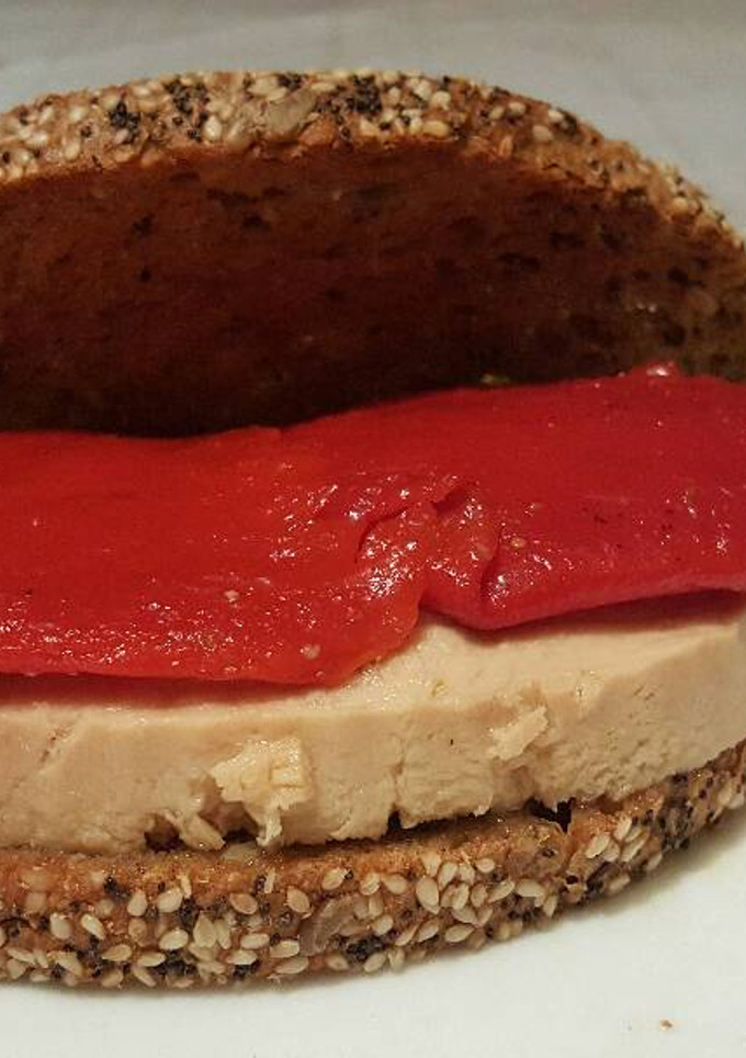 Una foto de Sándwich de atún con pimento del piquillo