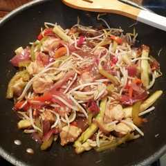 Una foto de Verduras con pollo al wok