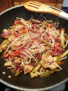 Una foto de Verduras con pollo al wok