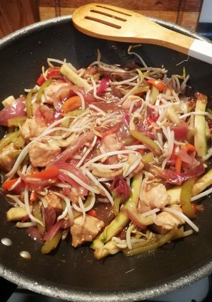Una foto de Verduras con pollo al wok