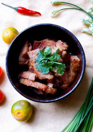 Hình của món Thịt quay và chả kho nước tương.