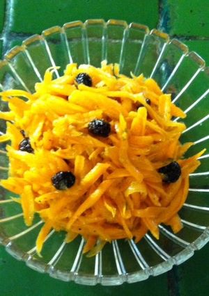 Una foto de Ensalada de zanahoria y pasitas