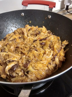 Una foto de Wok de pollo con repollo y shiitake