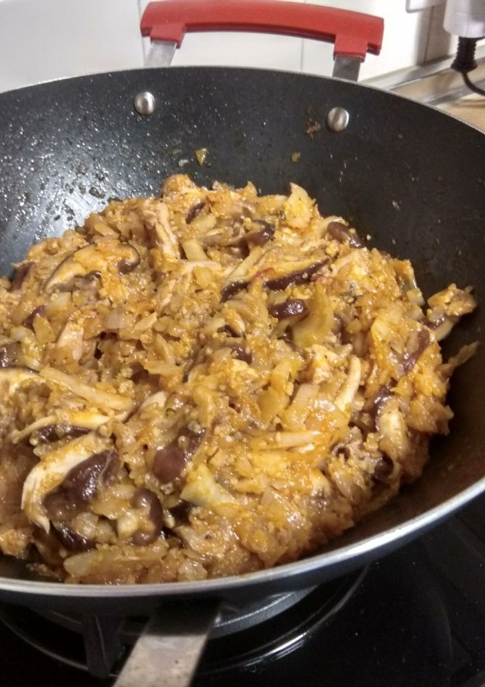 Una foto de Wok de pollo con repollo y shiitake