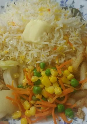 A picture of A hearty meal full of veggies, protein, carbs. 😊.
