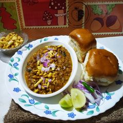 A picture of Misal Pav.