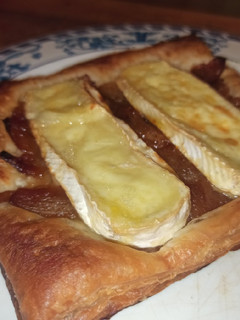 Una foto de Hojaldre con cebolla caramelizada y queso brie
