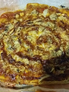 Una foto de Pizza casera de barbacoa