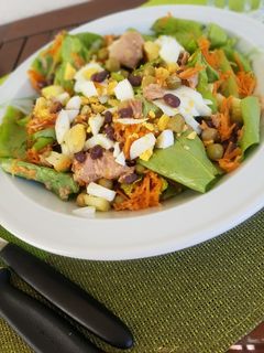 Una foto de Ensalada saludable y rápida, con latas