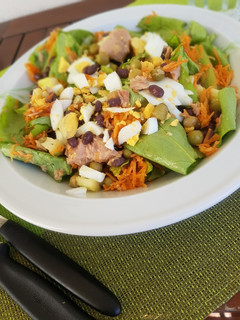 Una foto de Ensalada saludable y rápida, con latas
