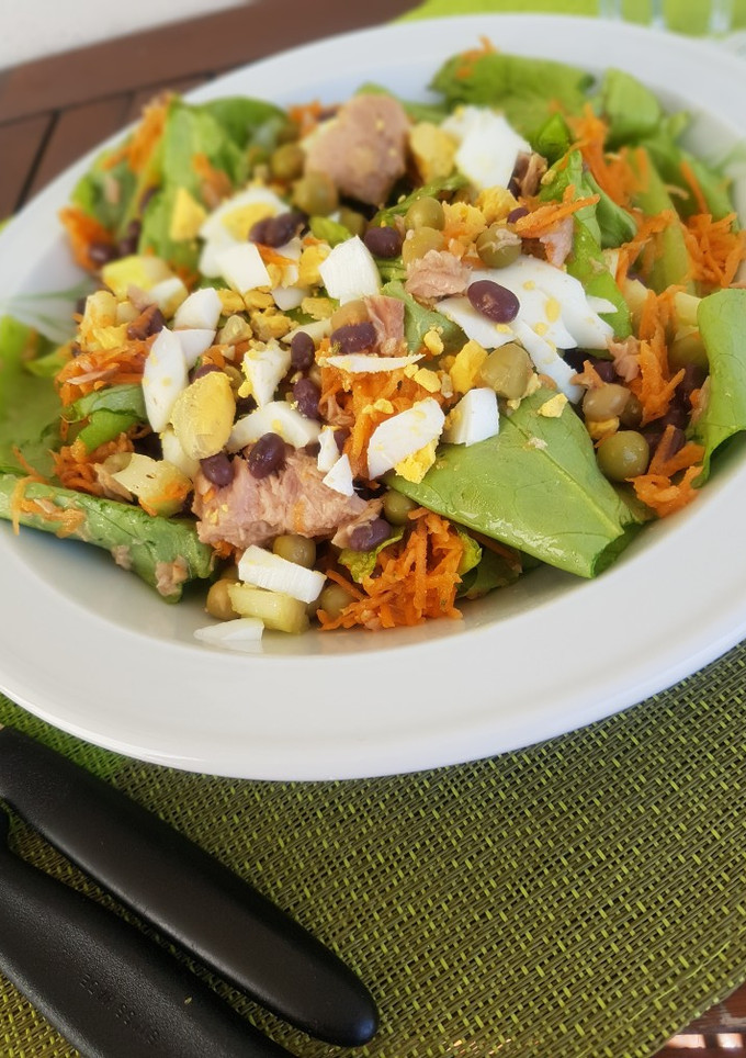 Una foto de Ensalada saludable y rápida, con latas
