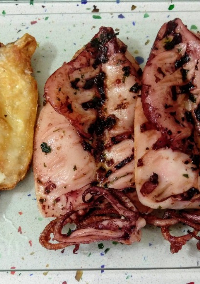 Una foto de Lubina y calamares a la plancha