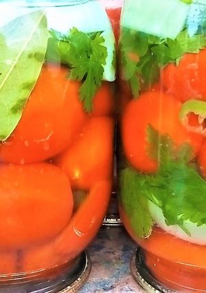 Фото Помидоры консервированные с петрушкой, луком и болгарским перцем #Заготовкиназиму.