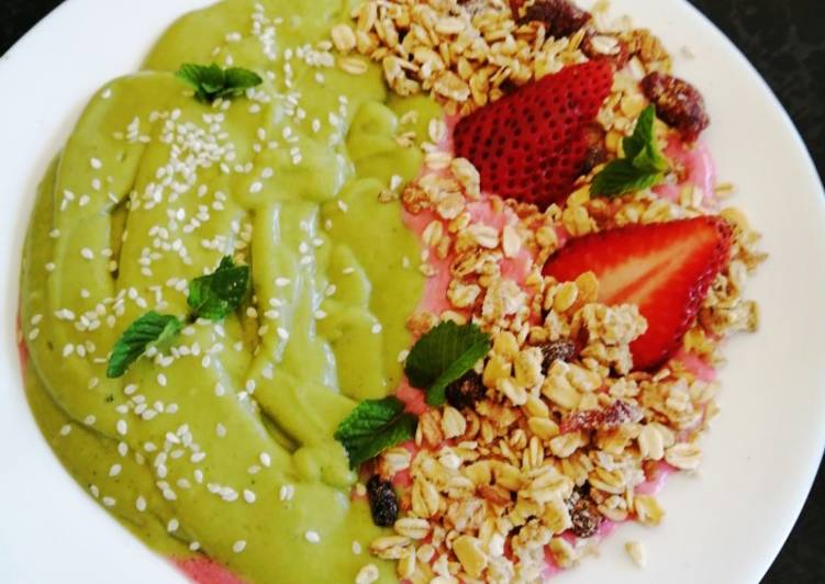 Avocado and raspberry smoothie bowl