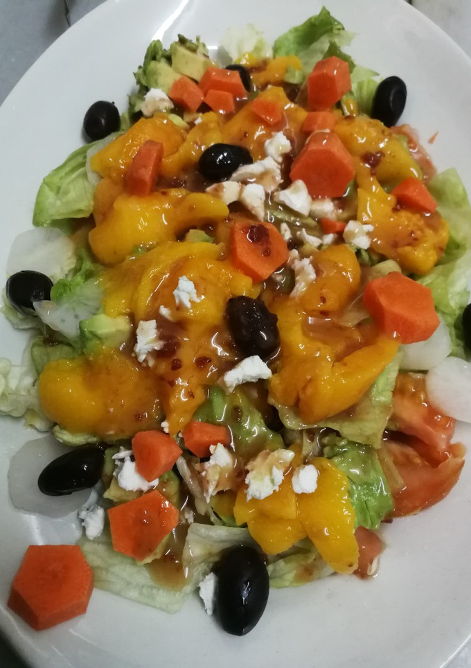Una foto de Ensalada con mango y aguacate