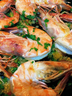 Una foto de Camarones al ajillo