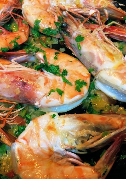 Una foto de Camarones al ajillo
