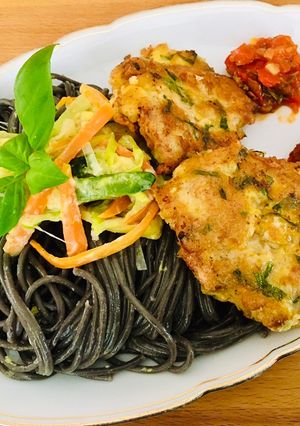 O poză a rețetei Șnițel de porc în panada de parmezan, sos de roșii (tomaten sugo), spaghete și legume.