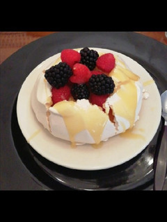 Una foto de Pavlova con lemon curd
