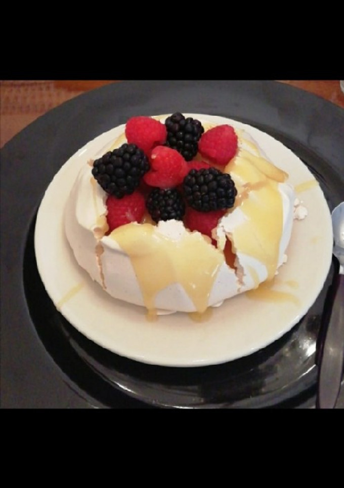 Una foto de Pavlova con lemon curd