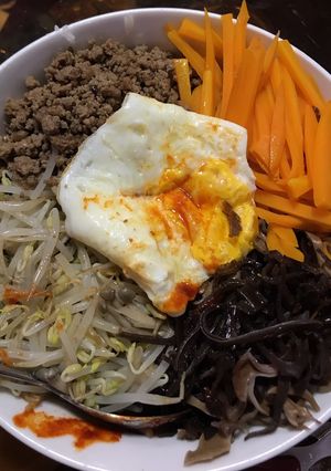 Hình của món Cơm trộn Hàn Quốc.