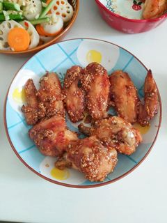 Hình của món CÁNH GÀ CHIÊN SỐT BƠ TỎI (nồi chiên không dầu).