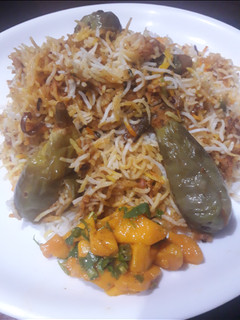 बैंगन बिरयानी और मैंगो सलाद (Baingan Biryani aur Mango salad recipe in Hindi) रेसिपी मुख्य फोटो