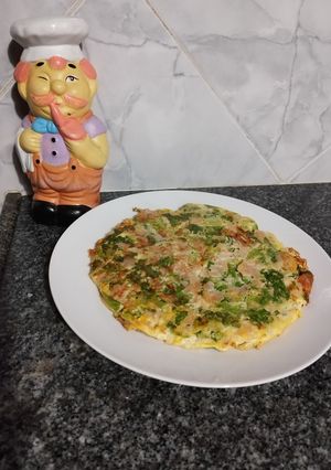 Una foto de Tortilla de lechuga y jamón con centro de queso🥬🧀