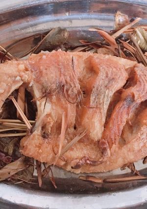 Hình của món Cá chiên sốt mắm me kiểu Thái.