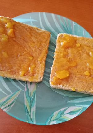 Una foto de Tostadas con crema de cacahuete y mermelada 0%