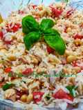 Insalata di riso fagioli, tonno, pomodori e basilico