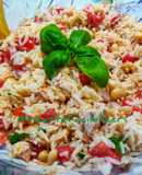 Insalata di riso fagioli, tonno, pomodori e basilico