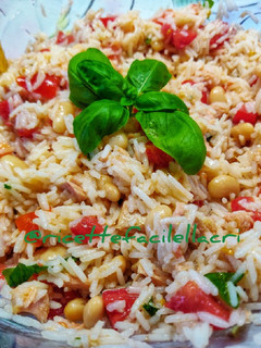 Foto di Insalata di riso fagioli, tonno, pomodori e basilico