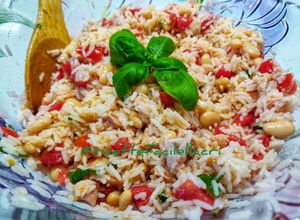 Foto di Insalata di riso fagioli, tonno, pomodori e basilico