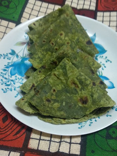 પાલક પરાઠા (Palak Paratha Recipe In Gujarati) રેસીપી મુખ્ય ફોટો