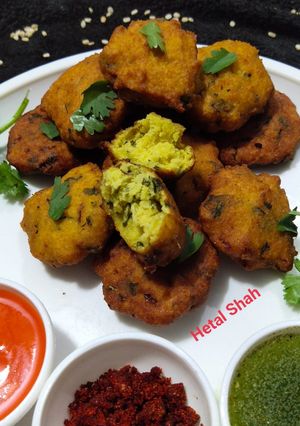A picture of Urad Dal Vada (Urad Dal Fritter Recipe).