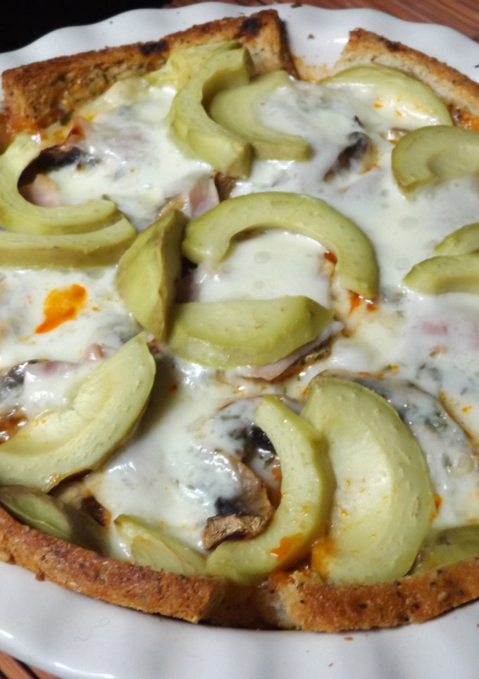 Una foto de Berenjenas moradas con champiñones y aguacate