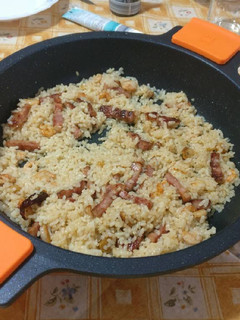 Una foto de Arroz al ajillo