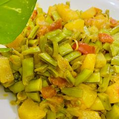 A picture of Aloo Gawar Phali ki sabzi.