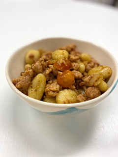 Una foto de Ñoquis con carne, verduras y especias Ras el Hanout