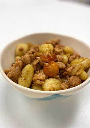 Una foto de Ñoquis con carne, verduras y especias Ras el Hanout
