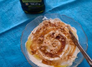 Una foto de Dip de queso de cabra y miel