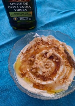 Una foto de Dip de queso de cabra y miel
