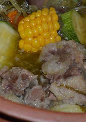 Una foto de Puchero en olla de barro