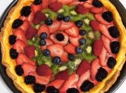 Una foto de tarta queso con kiwi