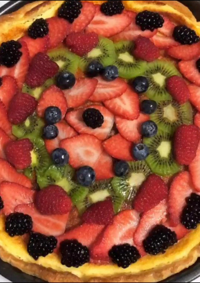 Una foto de Tarta de queso y frutas