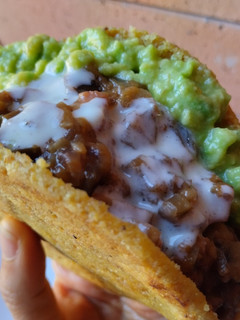 Una foto de Arepa🫓 rellena de berenjenas🍆 en salsa de tomate🍅