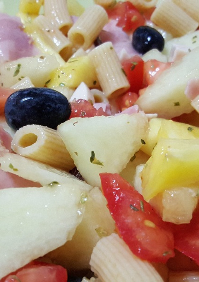 Una foto de Ensalada de pasta y frutas de verano