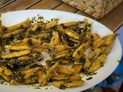 Una foto de boquerones fritos